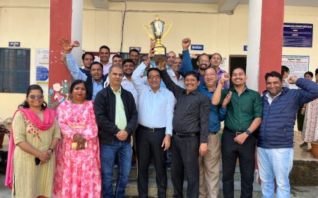 विजेता ट्रॉफी हर्ष ध्वनि के साथ प्राचार्य को भेंट की