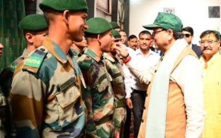 उत्तराखण्डः सीएम धामी ने सेना के जवानों के साथ मनाई दीपावली