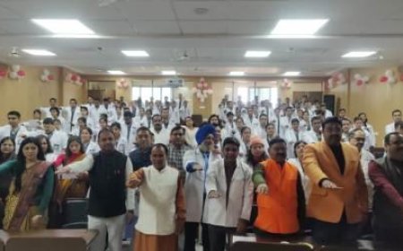 स्वास्थ्य मंत्री डॉ धन सिंह रावत ने दिलायी एमबीबीएस छात्रों को चरक शपथ