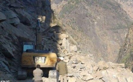 पिथौरागढ़ः तवाघाट क्षेत्र में नेशनल हाईवे पर हुए भारी भूस्खलन, आवागमन हुआ बाधित