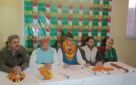 मीडिया संवाद कार्यक्रम में यूकेडी मेयर प्रत्याशी कैप्टन विरेन्द्र सिंह बिष्ट ने रखा दून के विकास का विजन