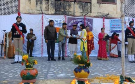 रिपब्लिक फाउण्डेशन ने छात्राओं को वितरित किये ऊनी वस्त्र