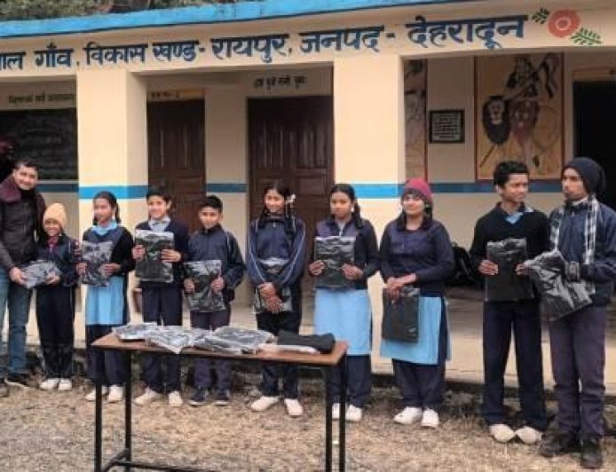 ठंड से बचने को रिपब्लिक फाउंडेशन सोसाइटी, देहरादून द्वारा चलाया गया शीतकालीन वस्त्र वितरण कार्यक्रम