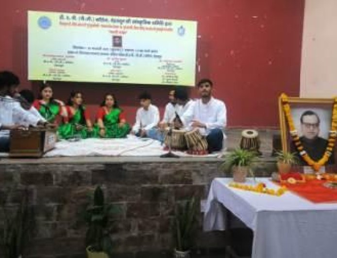 प्रख्यात शिक्षाविद् स्व० वीरेन्द्र स्वरूप की स्मृति में स्वरांजलि का किया गया आयोजन