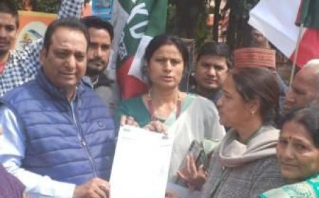 यूकेडी ने धर्मपुर विधायक विनोद चमोली के आवास का किया घेराव