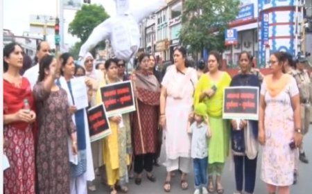 उत्तराखंडः महिला कांग्रेस ने किया असम के सीएम हेमंत विस्वा शर्मा का पुतला फूंका