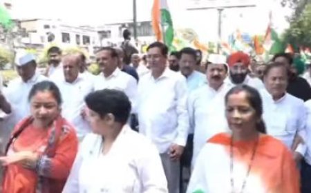  भारतीय सेना के सम्मान में कांग्रेस ने निकाली तिरंगा रैली