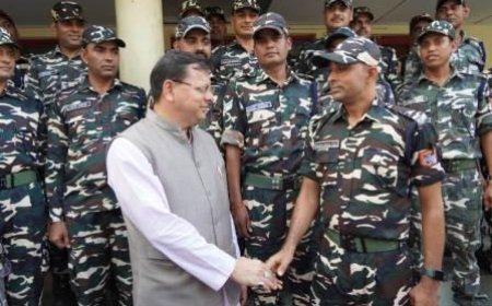 बनबसाः सीएम पुष्कर धामी ने सीमा चौकी पर एस.एस.बी. जवानों से की मुलाकात