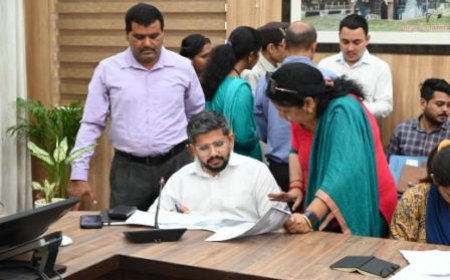 सर्वाेच्च प्राथमिकता से जन शिकायतों का करें समयबद्ध निस्तारणः सीडीओ