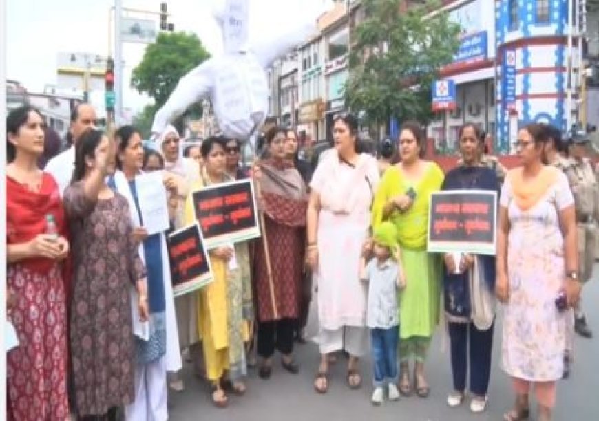 उत्तराखंडः महिला कांग्रेस ने किया असम के सीएम हेमंत विस्वा शर्मा का पुतला फूंका