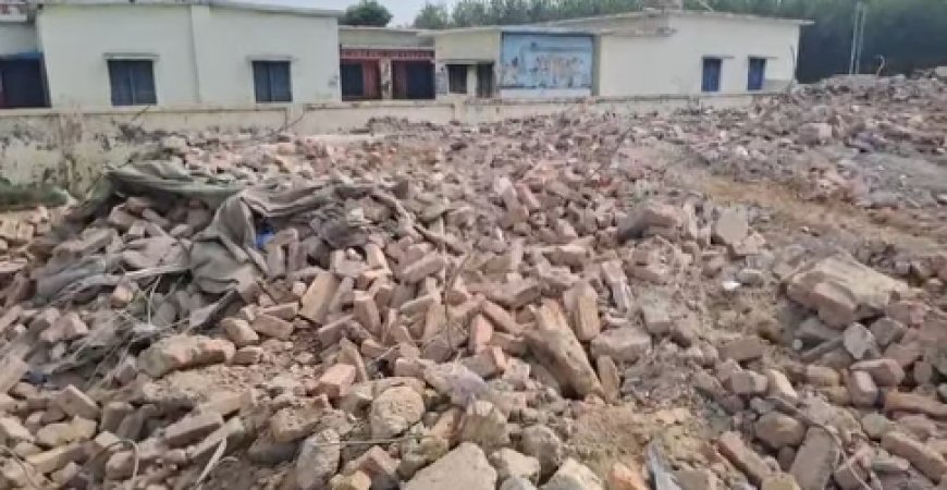 भारी पुलिस फ़ोर्स की मौजूदगी में अवैध मदरसे को प्रशासन ने किया ध्वस्त
