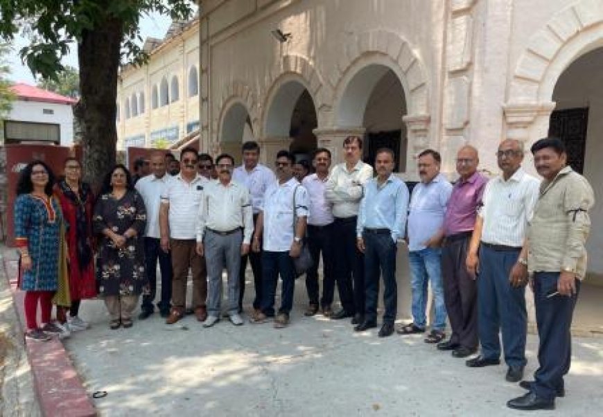 वेतन जारी ना होने पर शिक्षकों तथा कर्मचारियों ने काली पट्टी बांधकर विरोध किया दर्ज