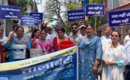 उत्तराखंड स्वाभिमान मोर्चा ने जल निगम दफ्तर में किया प्रदर्शन