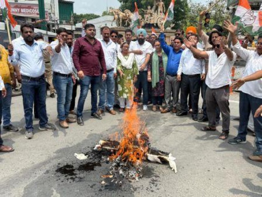 महानगर कांग्रेस ने भाजपा प्रदेश प्रभारी का पुतला किया दहन