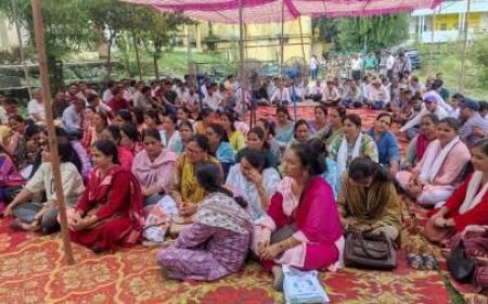 पदोन्नति और स्थानांतरण को लेकर शिक्षकों ने किया धरना प्रदर्शन