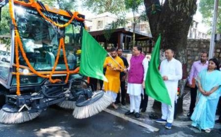 CM धामी ने वैक्यूम बेस्ड रोड़ स्वीपिंग मशीन का फ्लैग ऑफ किया