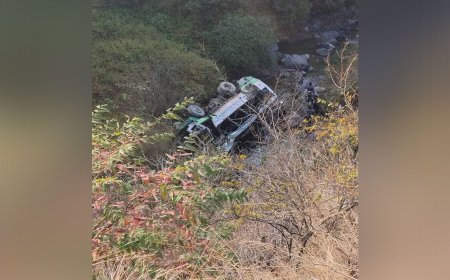 कालसी में भीषण सड़क हादसा: खाई में समाई यूटिलिटी