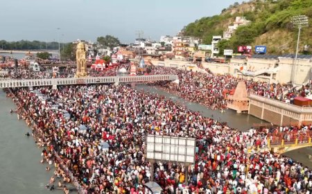आस्था में डूबी धर्मनगरी, सोमवती अमावस्या पर गंगा घाटों पर उमड़ा जनसैलाब