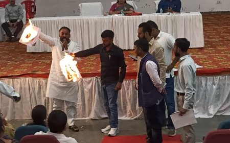 हरिद्वार नगर निगम बोर्ड बैठक में हंगामा, कांग्रेस पार्षदों ने प्रस्तावों की प्रतियां जलाईं
