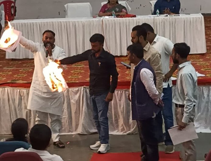 हरिद्वार नगर निगम बोर्ड बैठक में हंगामा, कांग्रेस पार्षदों ने प्रस्तावों की प्रतियां जलाईं