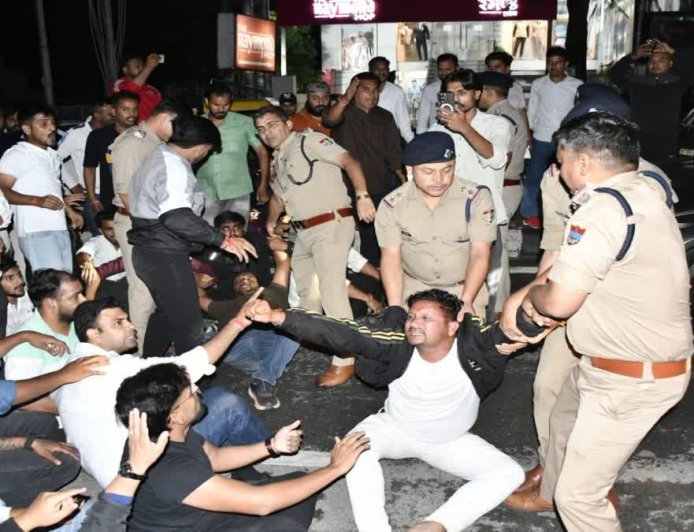 DAV छात्रसंघ चुनाव से पहले SSP कैंप कार्यालय पर हंगामा, बंटू के खिलाफ NBW से नाराज NSUI-कांग्रेस कार्यकर्ता