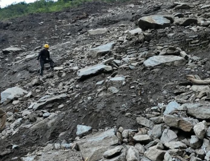 केदारनाथ यात्रा फिर शुरू, चीरबासा में रास्ता साफ होने के बाद पैदल आवाजाही बहाल