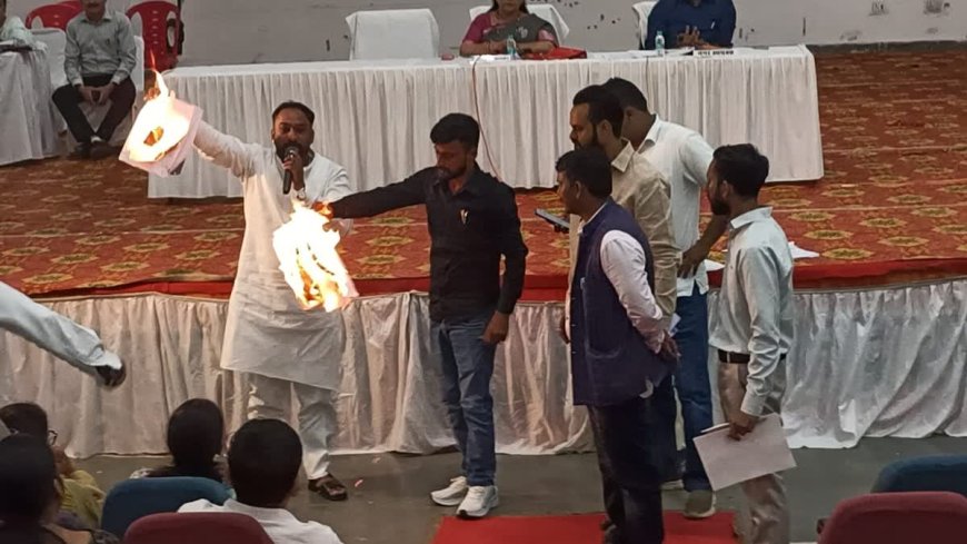 हरिद्वार नगर निगम बोर्ड बैठक में हंगामा, कांग्रेस पार्षदों ने प्रस्तावों की प्रतियां जलाईं