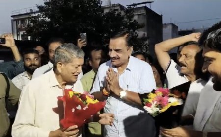 हरीश रावत के 'लाठी' वाले बयान पर सियासी घमासान, भाजपा बोली- कांग्रेस लाठी लाएगी तो हम फूल देंगे
